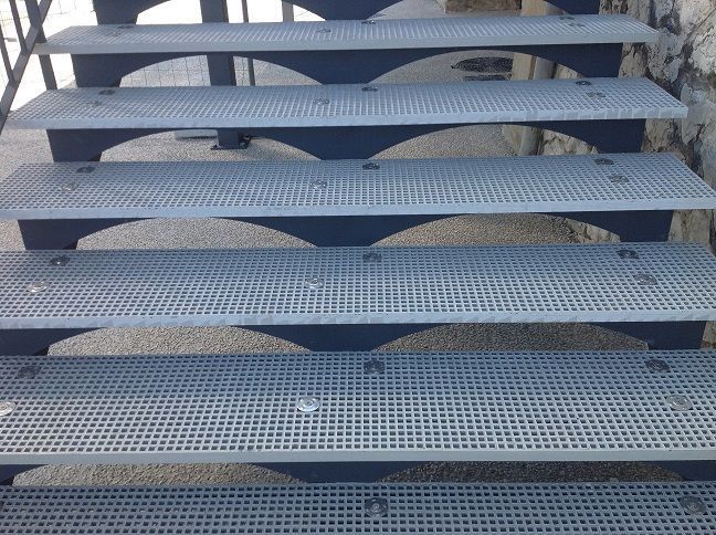 Marches d'escalier en caillebotis pressé Acier Inox Aluminium fabrication standard ou SUR MESURE_2