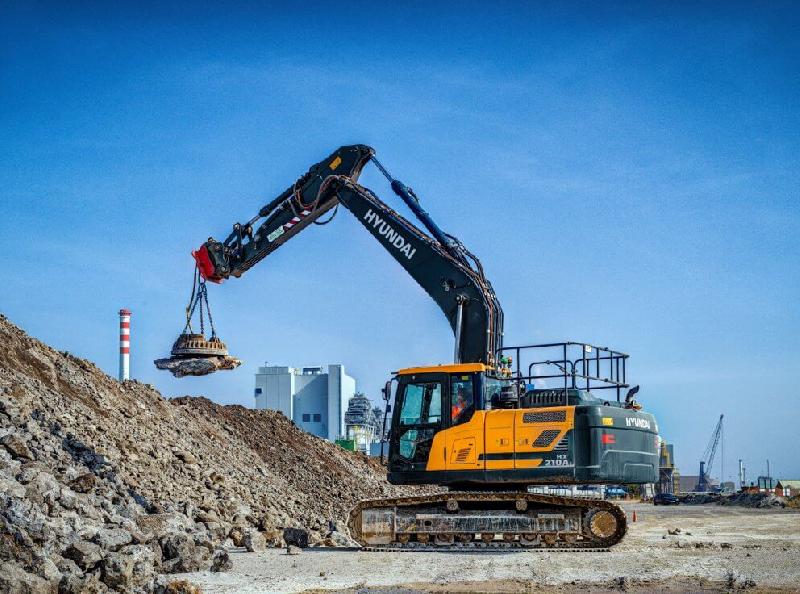 Pelle sur chenilles HYUNDAI HX210A L Série A - moteur Cummins Stage V, 22 tonnes, 129 kW (173 ch)_1