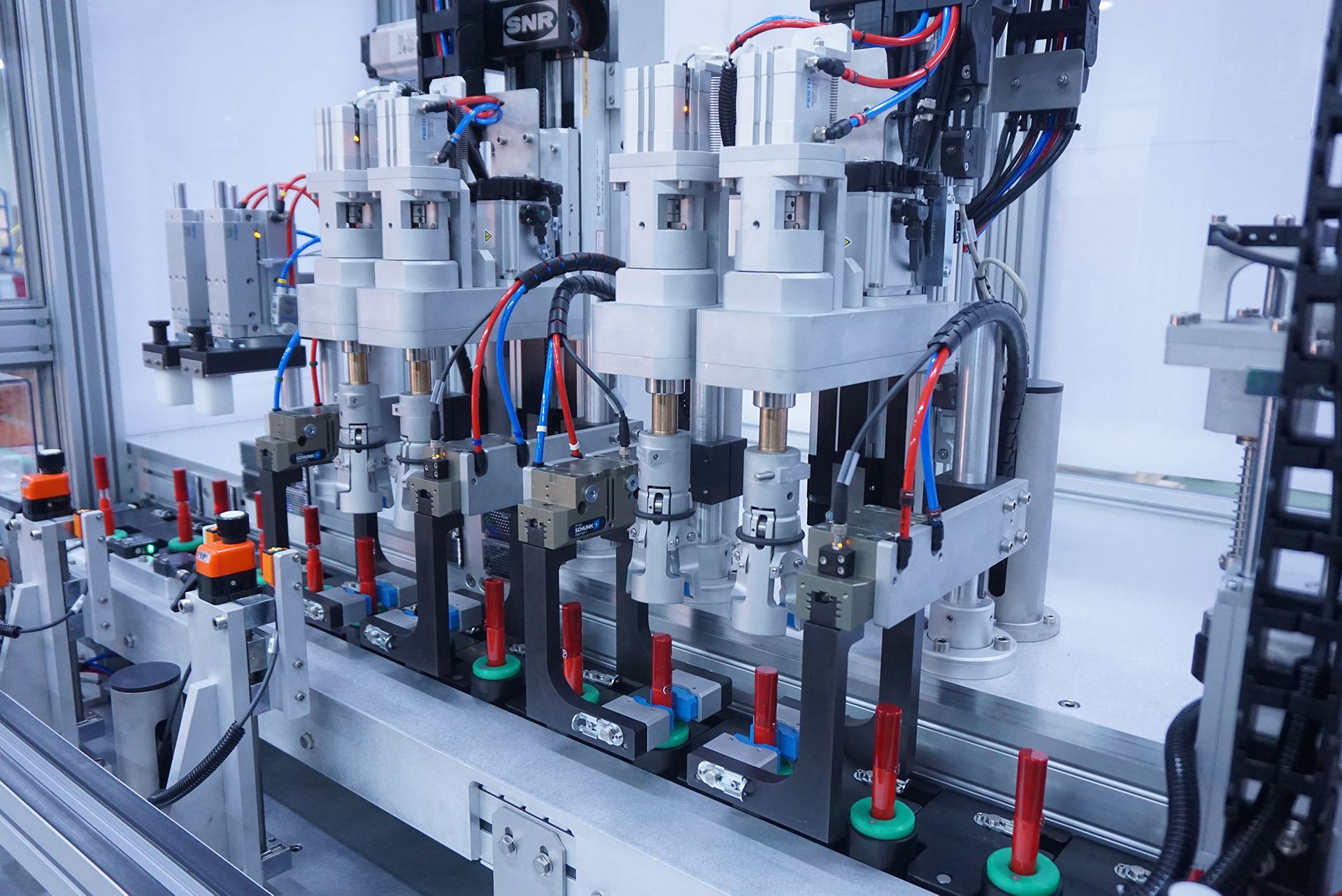 Visseuse modulaire linéaire - fermeture hermétique des flacons - jusqu'à 110 unités par minute_1