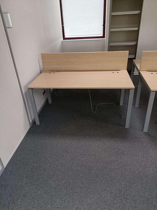 Bureau droit d'occasion - 160 cm x 80 cm - Plateau bois - Piètement gris_1