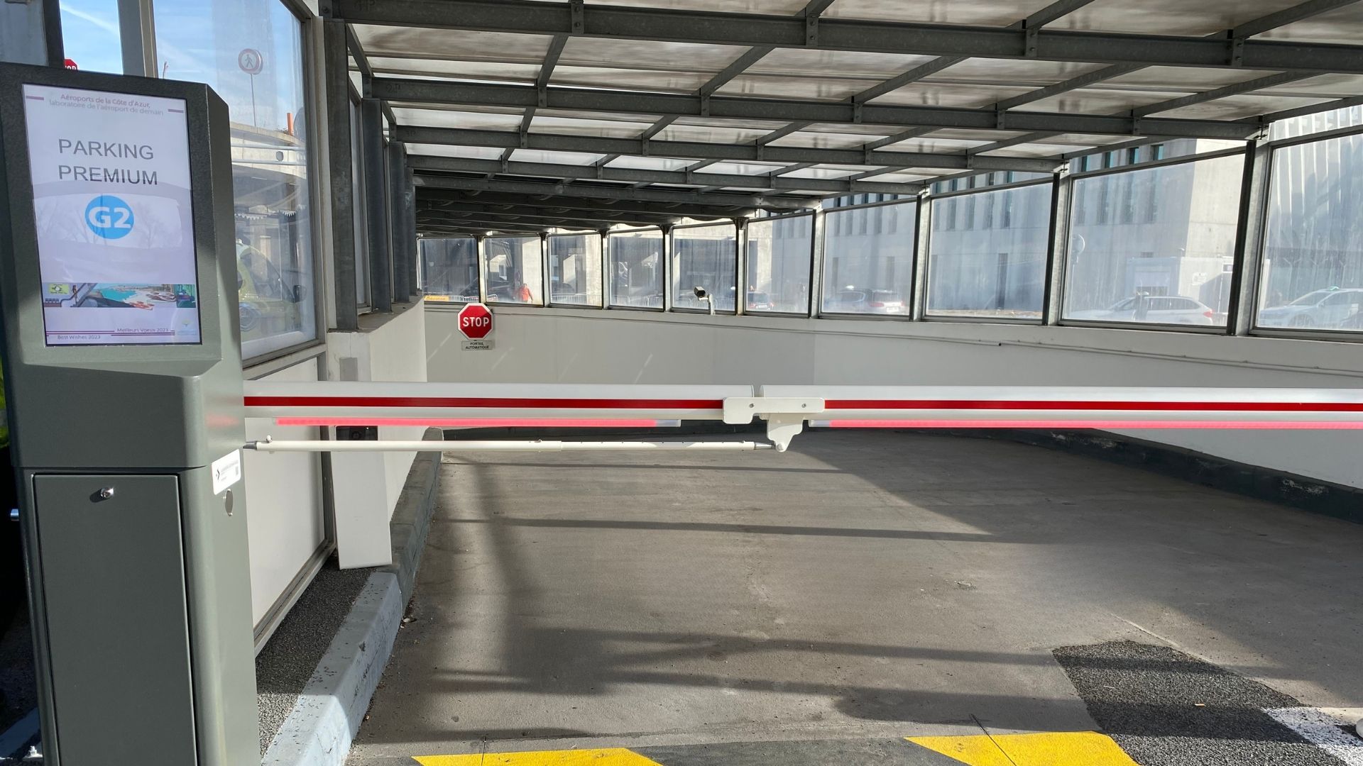 Barrière automatique Miss Screen - Écran haute définition 21,5 pouces - Haute luminosité et protection anti-UV_2