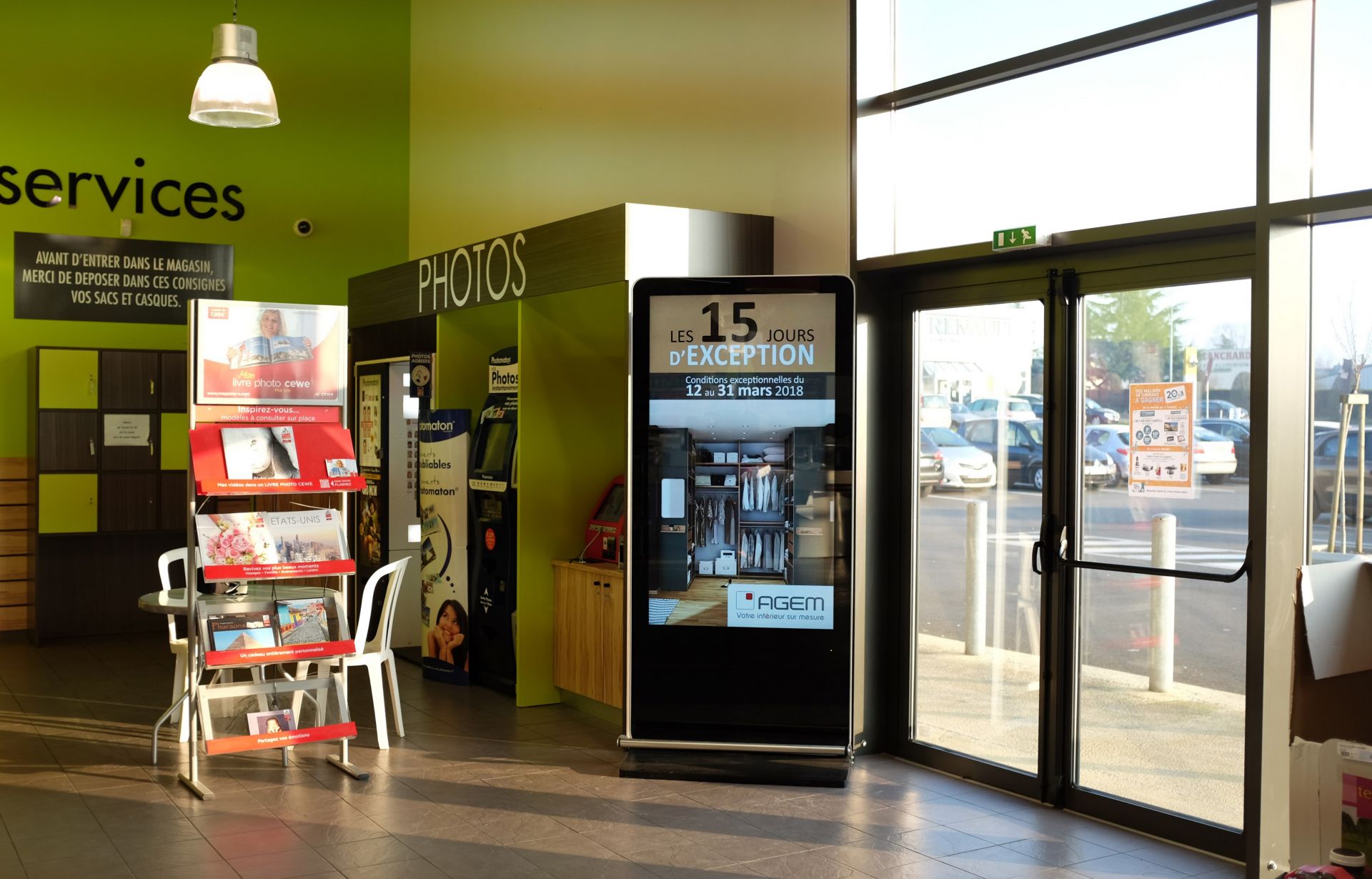 Totem LCD numérique sur pied intérieur - 55 à 86 pouces - HD ou 4K - Luminosité automatique - Garantie 2 ans_1