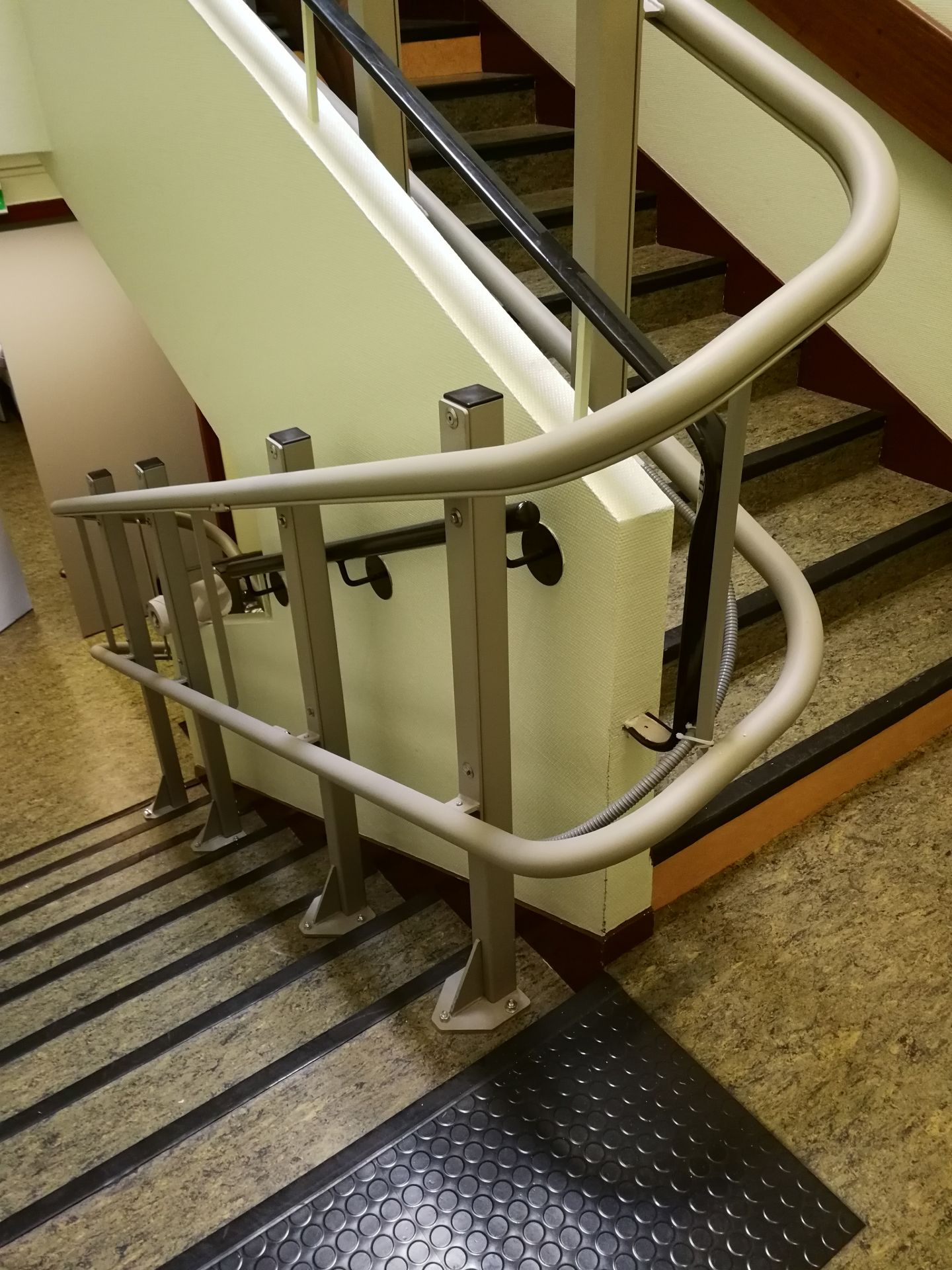 Plateforme monte-esacliers (pour escaliers tournants) artira_1