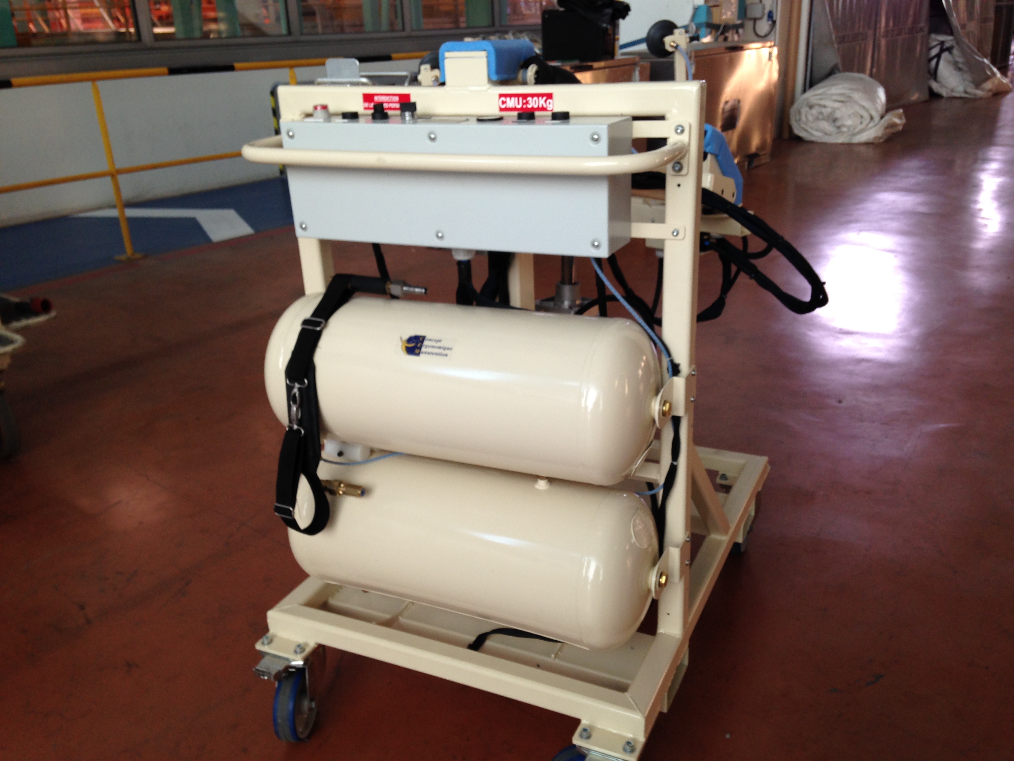 Bras manipulateur à equilibrage pneumatique sur chariot autonome_1