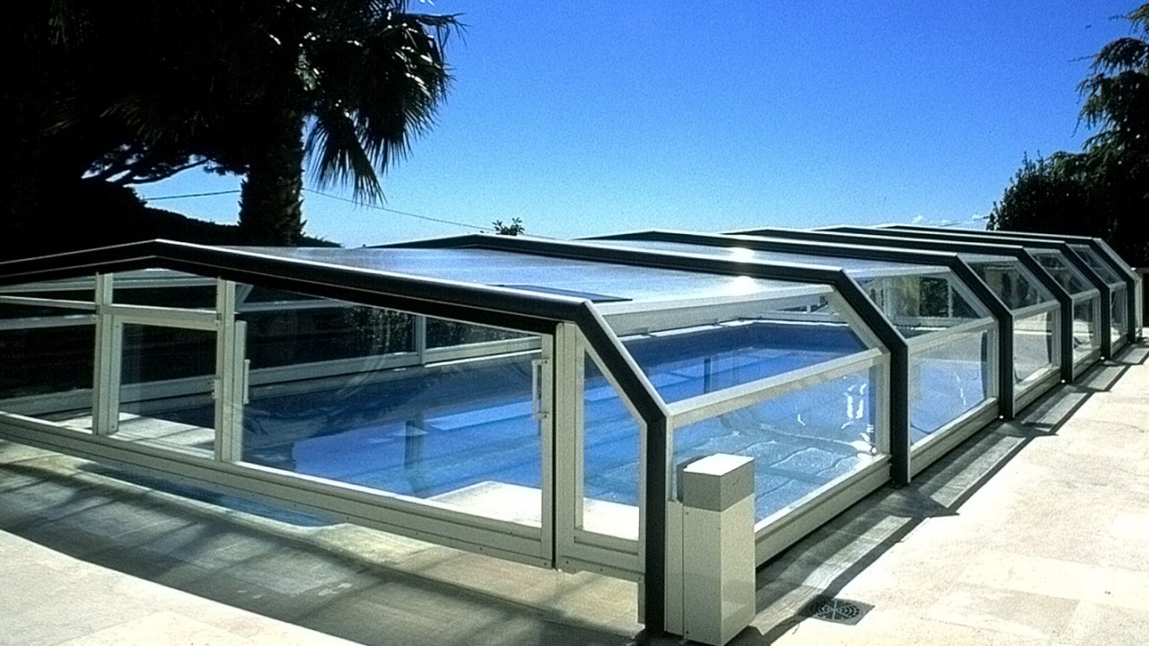 Abri piscine bas Palma - télescopique en polycarbonate translucide - Personnalisable couleurs RAL ou finition bois_0