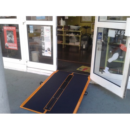 Rampe d'accès en fibre de verre avec surface antidérapante