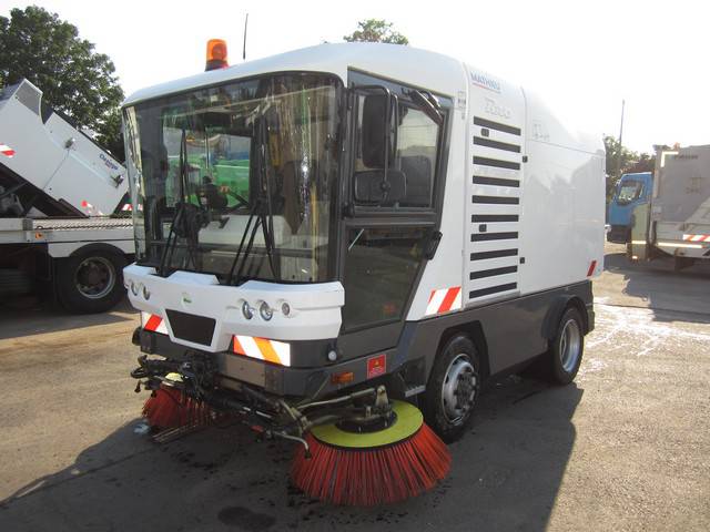 Balayeuse RAVO C 545 avec tuyau aspire feuille