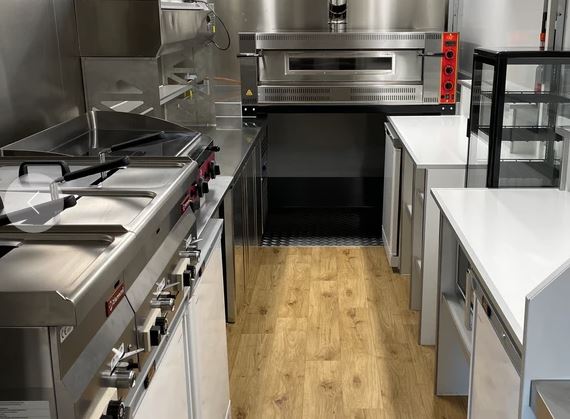 Remorque Food Truck 5,20m personnalisable - espace de travail professionnel - équipements sur mesure_1