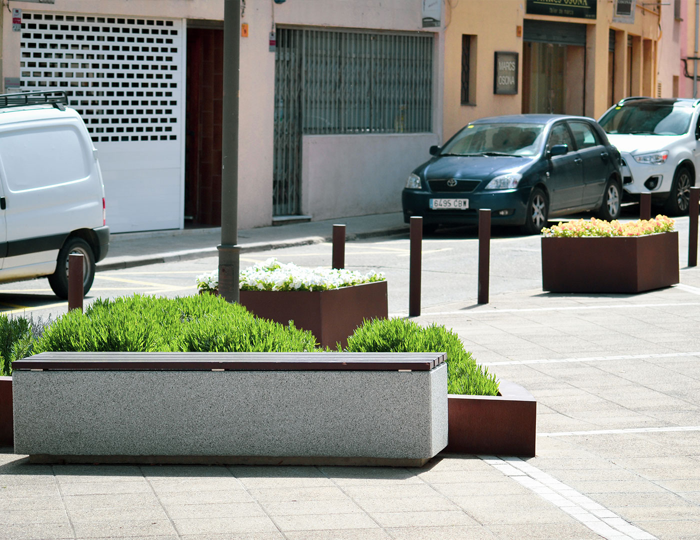 Banc public Kube Mad UM372LM - béton gris granite et lattes en bois tropical_1