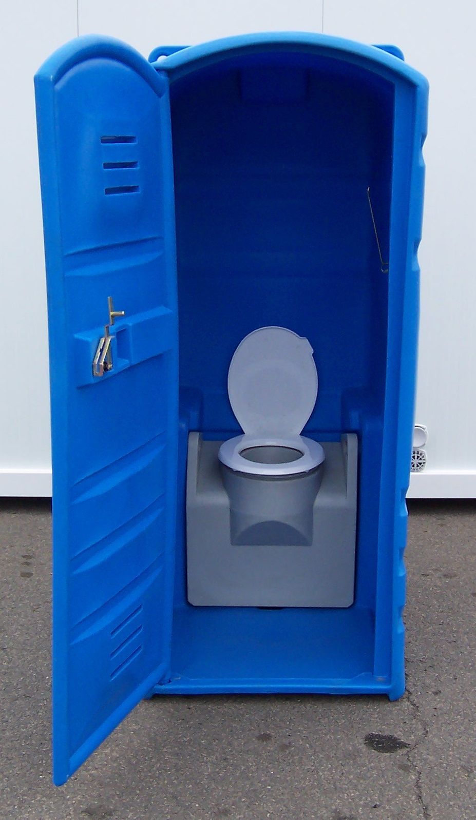 Cabine wc avec roulettes et poignée pour un transport facile