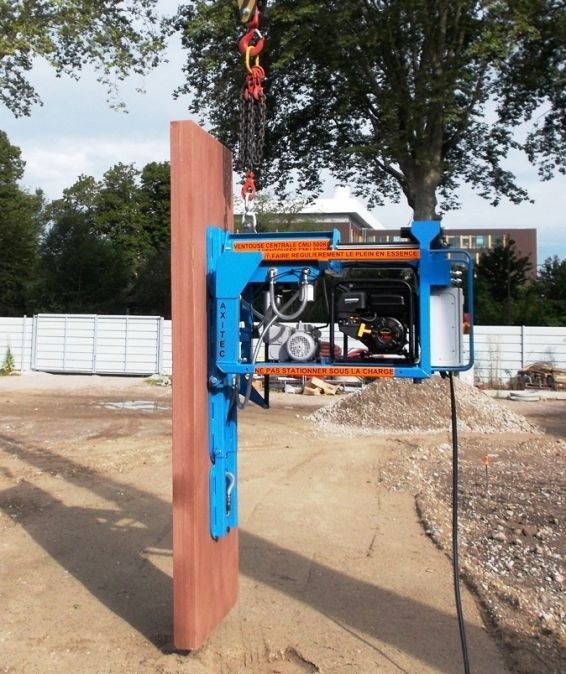 Palonnier à ventouse basculant autonome pour la pose de dalles de façade en pierre poreuse_2