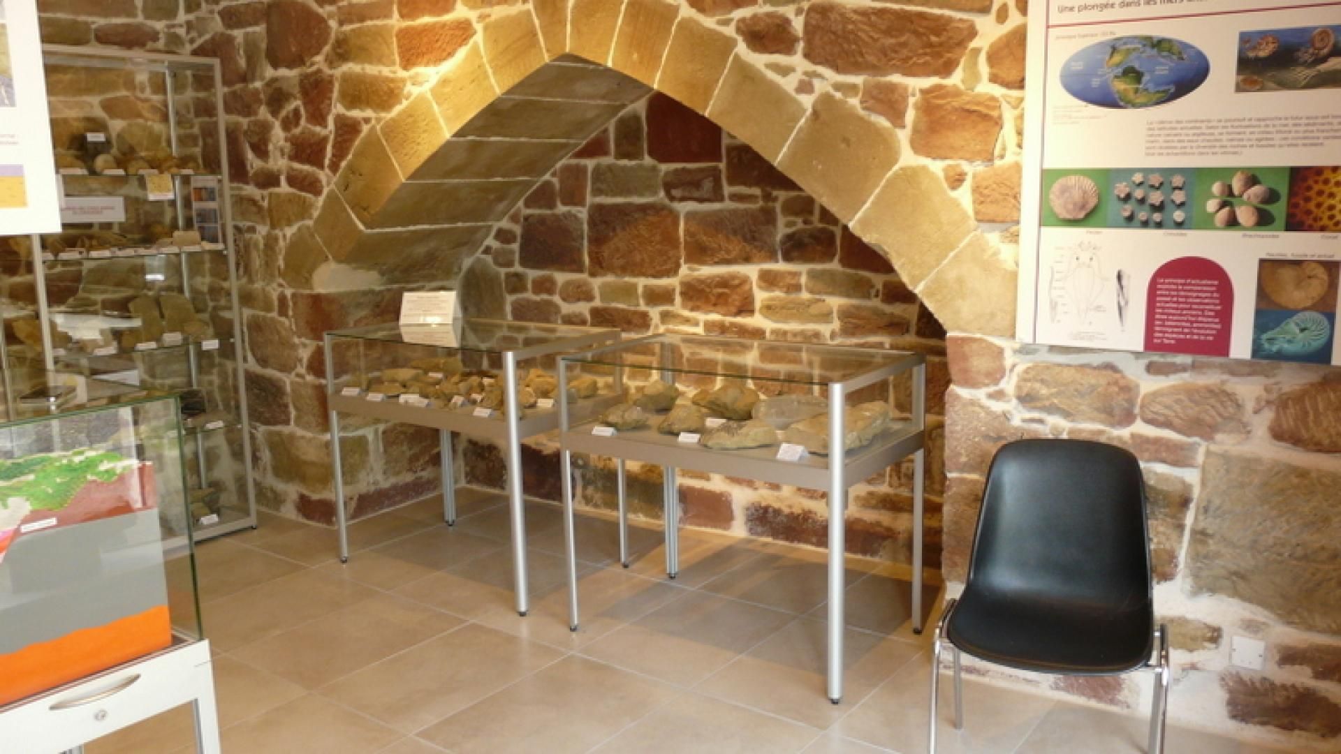 Vitrine table avec portes coulissantes sécurisées - L 120 x P 60 x H 92 cm - Verre trempé et structure aluminium anodisé_1