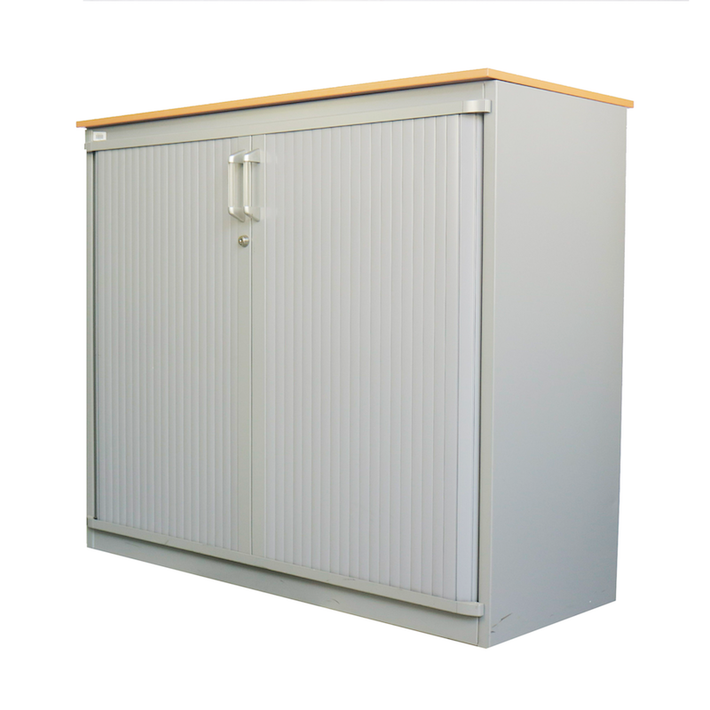 Armoire basse Steelcase d'occasion - gris clair et bois - 100 cm x 104 cm x 43 cm - portes rideaux métalliques_1
