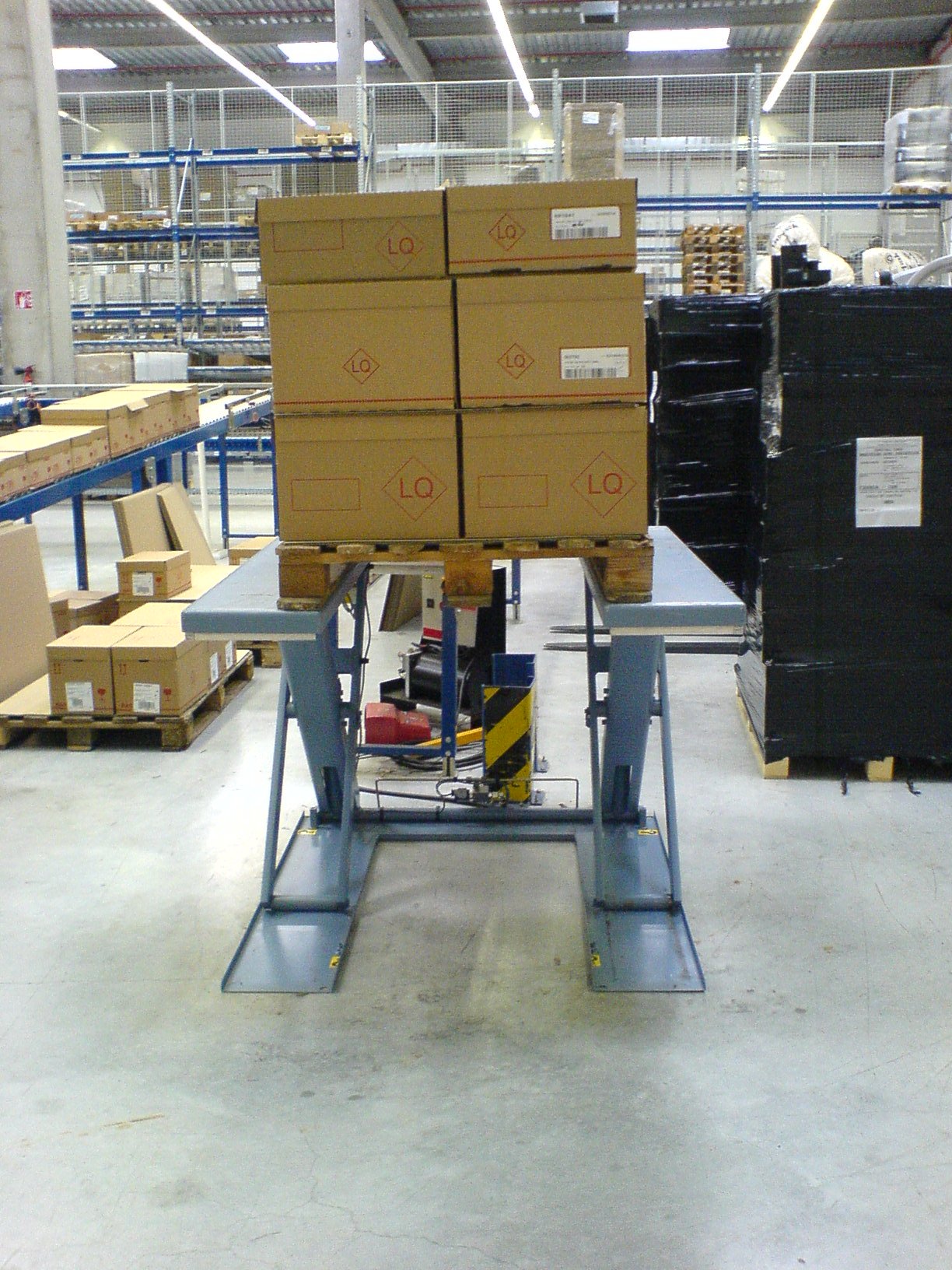 Table élévatrice posée au sol_1