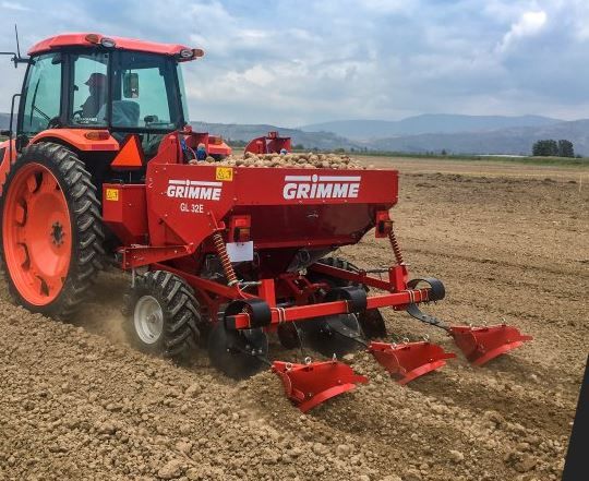Machine de plantation à godets Gl 32 e performante et maniable