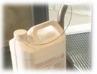 Présentoir universel pour gel hydroalcoolique - bidon de 5 litres - avec tablette d'affichage et câble antivol intégré_1