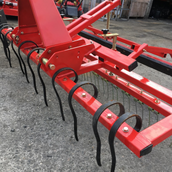 Outil agricole herse de carrière pour sol équestre