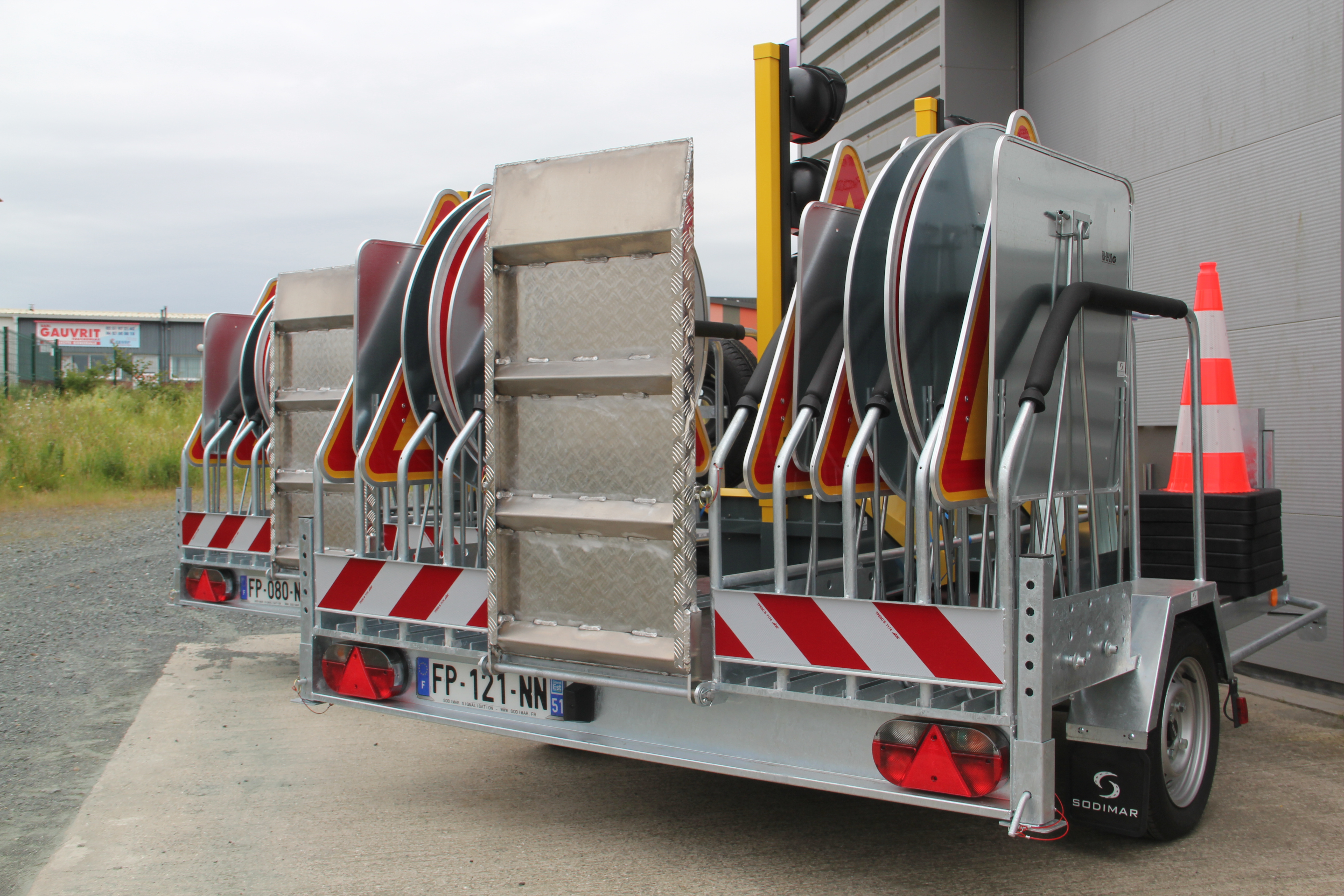 Remorque porte-feux - Sodimar - pour panneaux et feux temporaires avec coffre et béquilles_1