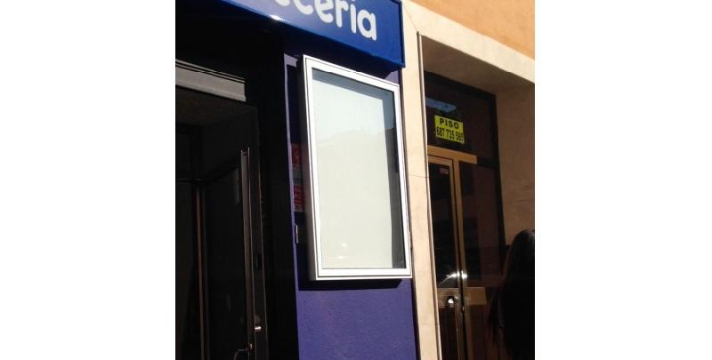 Vitrine extérieure étanche magnétique avec serrure latérale - cadre en aluminium et verre trempé_1