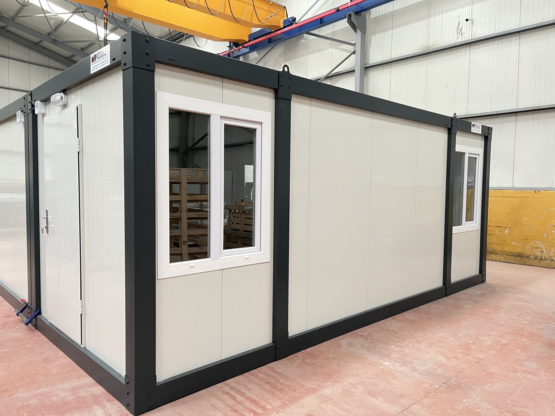 Abri de chantier isolé avec panneaux sandwich