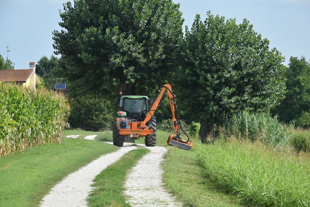 Machine avec bras de 7 mètres pour travaux de tonte et d'entretien paysager