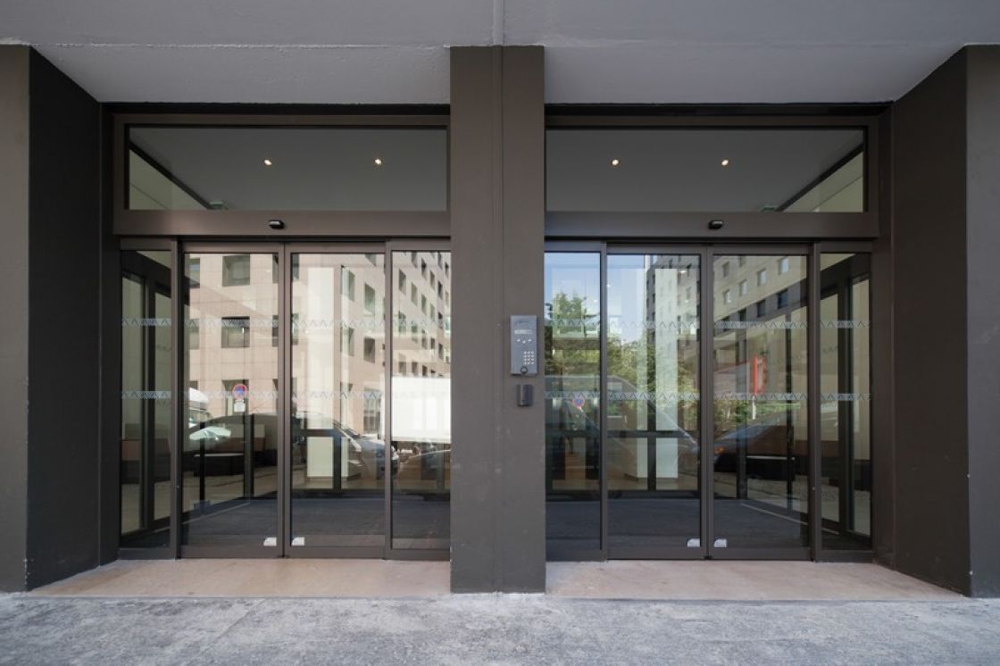 Porte piétonne - ouverture centrale ou latérale - 1 à 4 vantaux - en verre, bois, aluminium ou acier_0