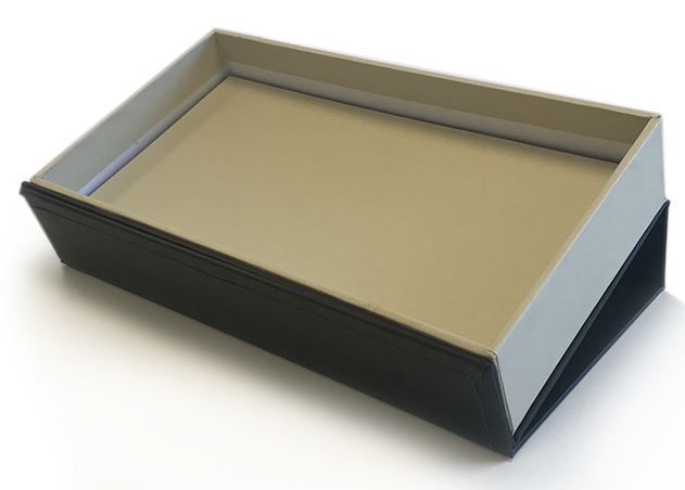 Boîte articulée / présentoir - multifonction en carton 20/10ème avec papier Balacron noir et impression numérique_1