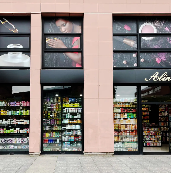 Impression grand format sur vitrine pour publiciser votre offre à large échelle - Art & Com_1