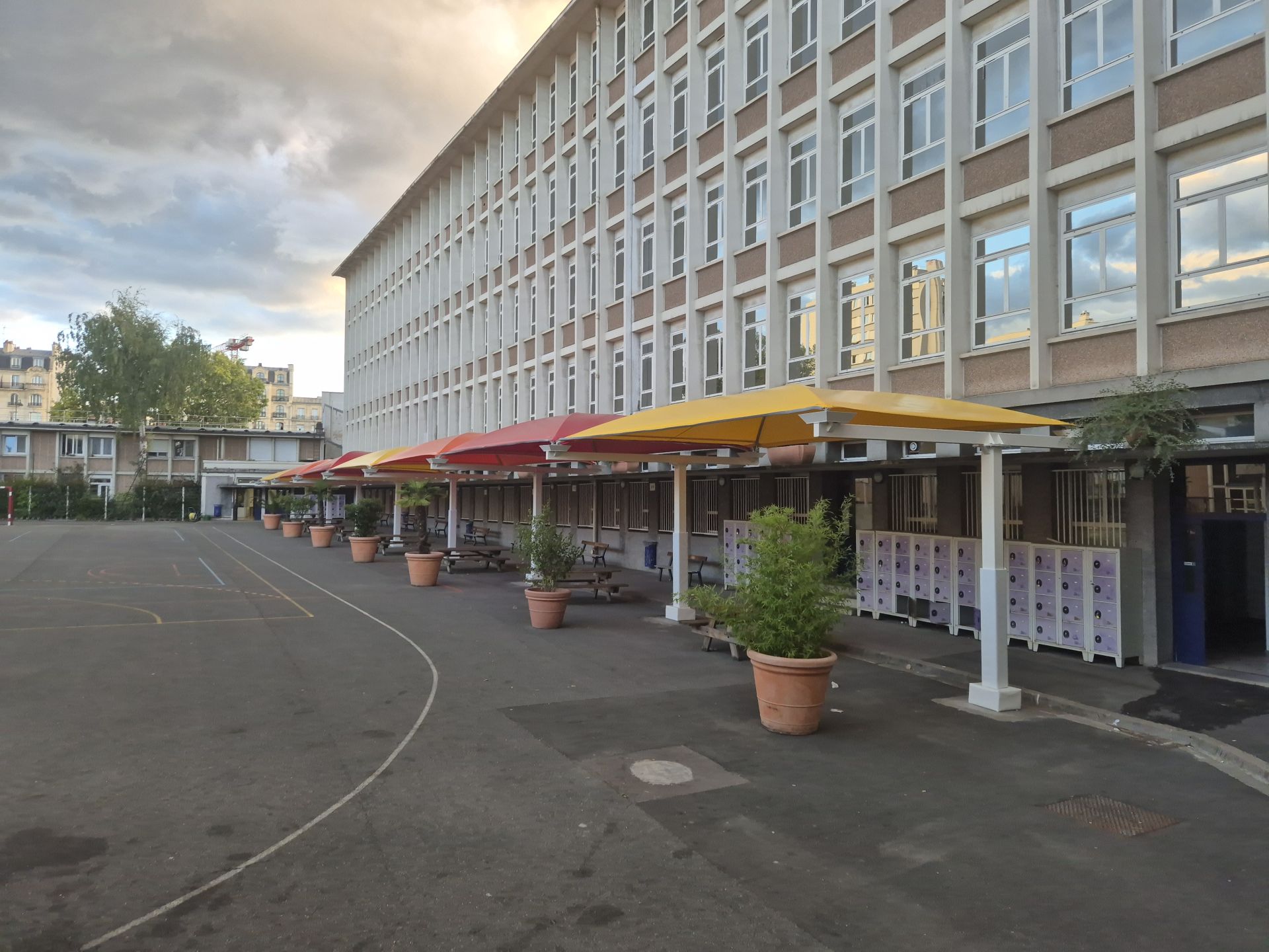 Préau en structure métallique à 2 poteaux déportés - KOMAN Groupe_1