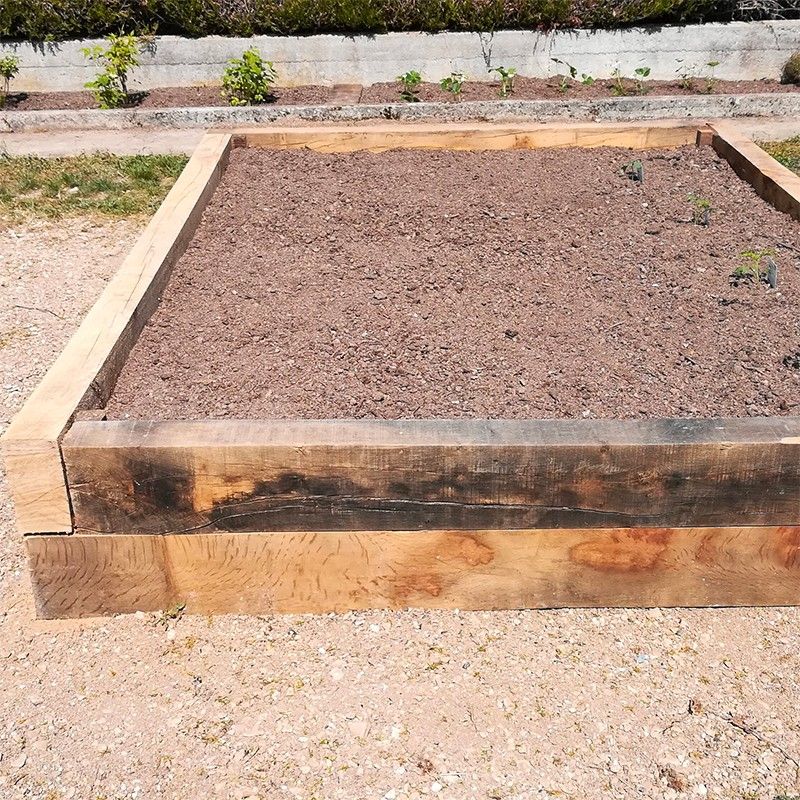 Traverse en bois de chêne pour retenue de terre ou massif floral