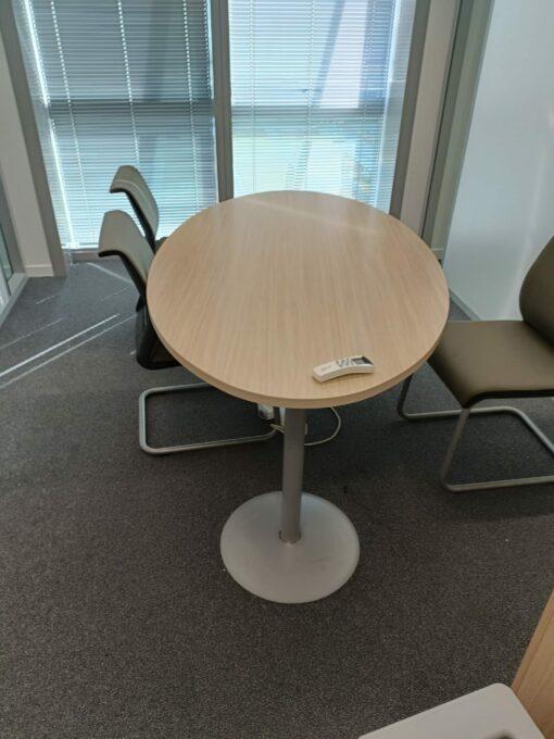 Table de réunion ovale - piétement tulipe en métal - d'occasion_1