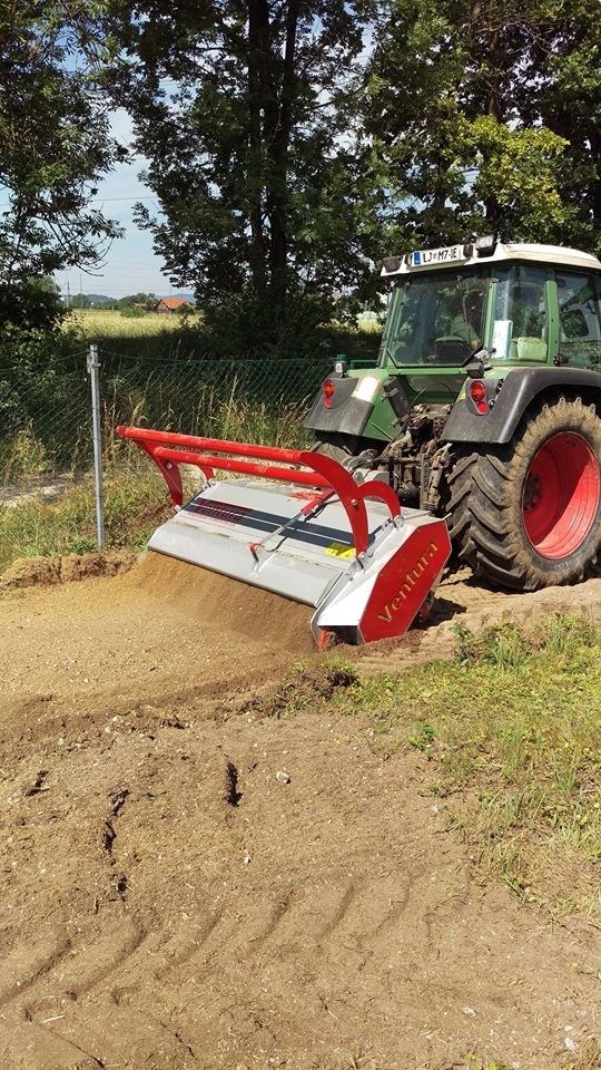 Machine robuste pour broyage d'arbustes et troncs jusqu'à 300 mm