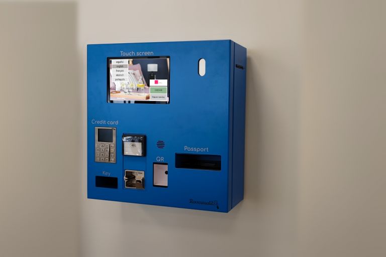 Borne d'enregistrement Roommatik S-301 - écran tactile 10'' - contrôle d'accès et paiement intégré_1