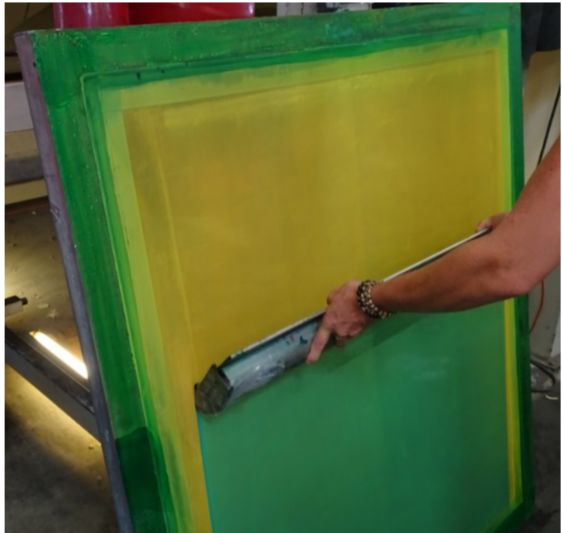 Procédé d'impression sérigraphique avec encres résistantes