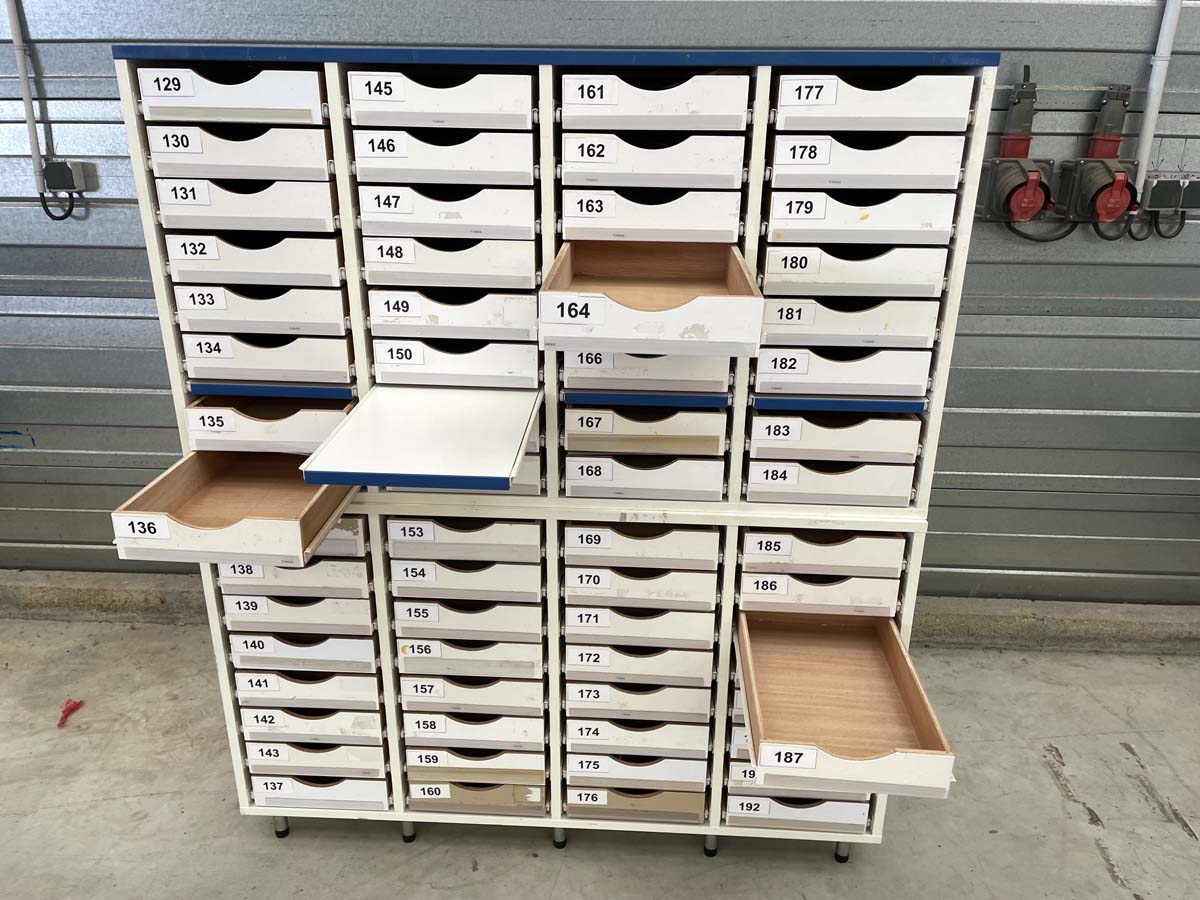 Meuble d'occasion de laboratoire avec 32 tiroirs - p21091179_1