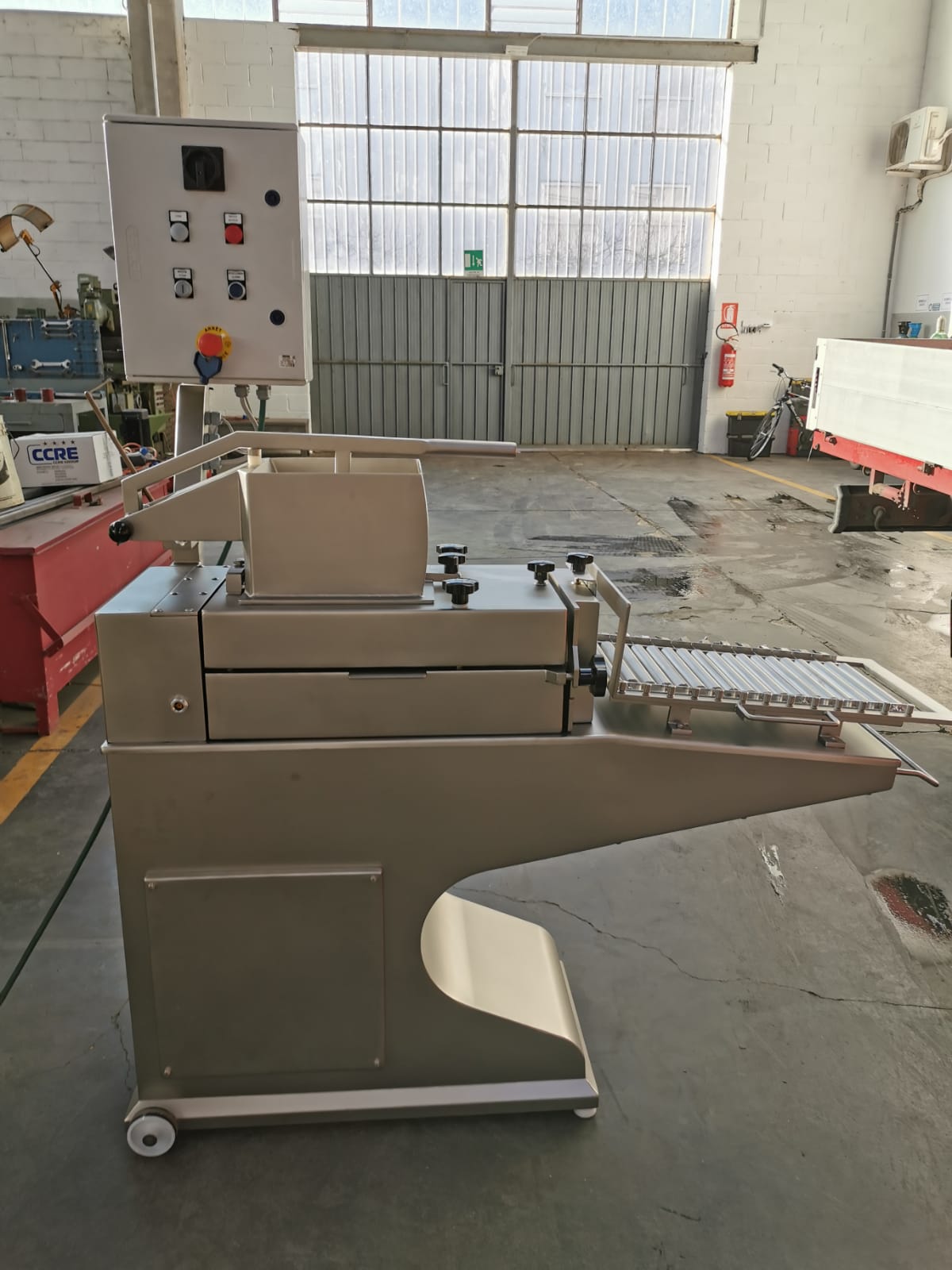 Mouleuse à beurre semi-automatique - 100 à 1000 g - 300 kg/h - Cadre coupeur - Trémie avec deux vis de gavage_1