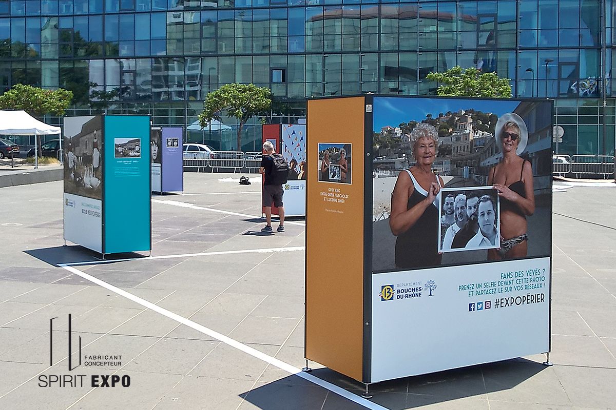 Support 4 faces inox pour exposition photos en extérieur - QUATRO city_1