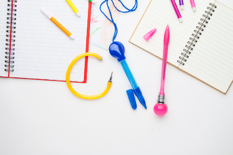 Stylo à bille en plastique - boule souple avec lampe LED - encre bleue - couleur fuchsia_1