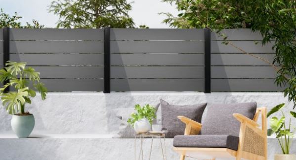 Clôture composite ajourée sur-mesure Olhao - lames espacées de 10mm - Résistance UV et faible entretien_1