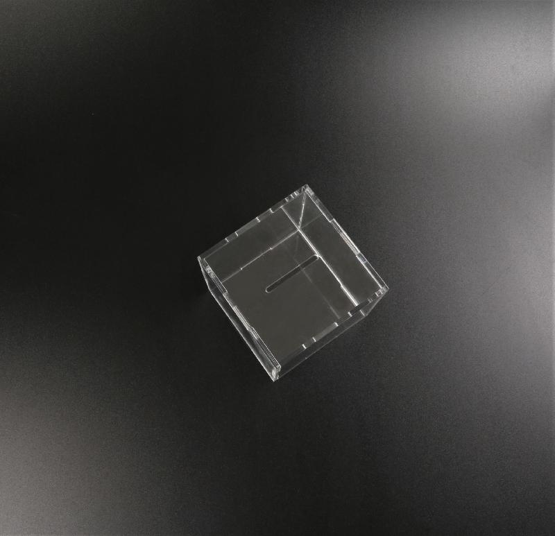 Cube en verre acrylique - Bachmann Display AG - boîte à pièces ou présentoir de petits cadeaux_1