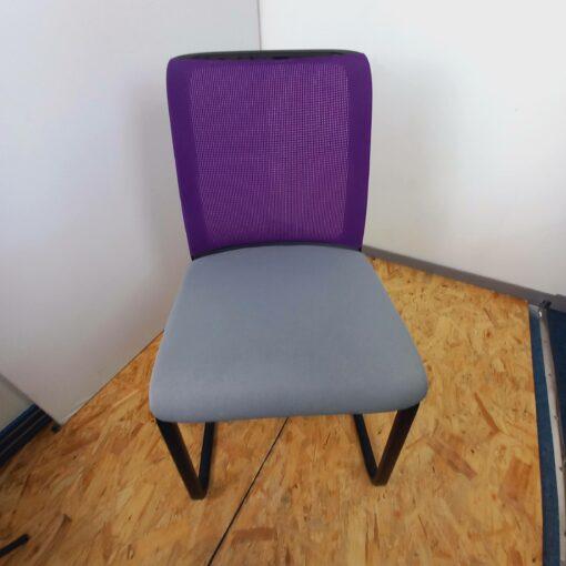 Chaise visiteur Eastside Steelcase d'occasion - structure métallique en forme de patin - dossier rembourré en résille_1