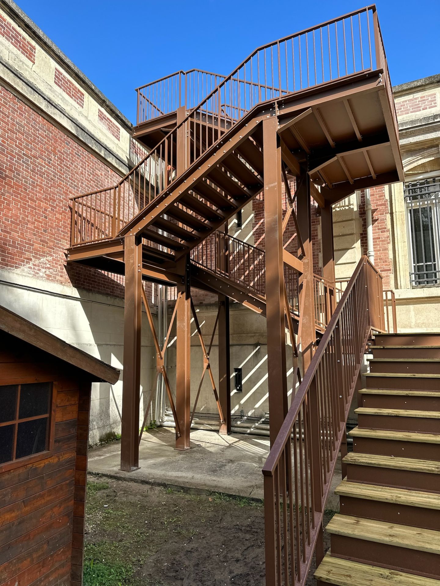 Escalier métallique de secours sur mesure - Fabrication et pose_0