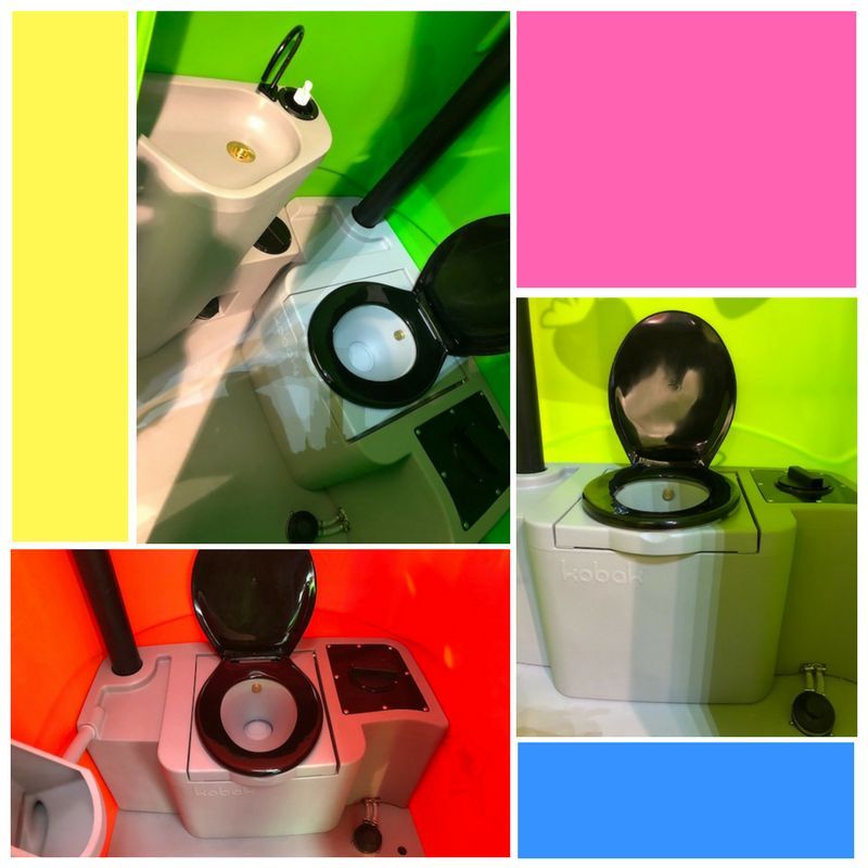 Cabine sanitaire autonome avec roues intégrées