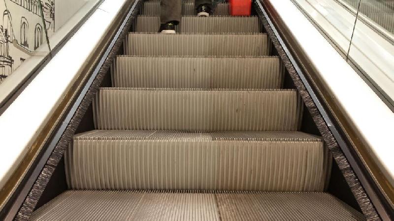 Machine professionnelle pour le nettoyage des escaliers roulants à l'arrêt