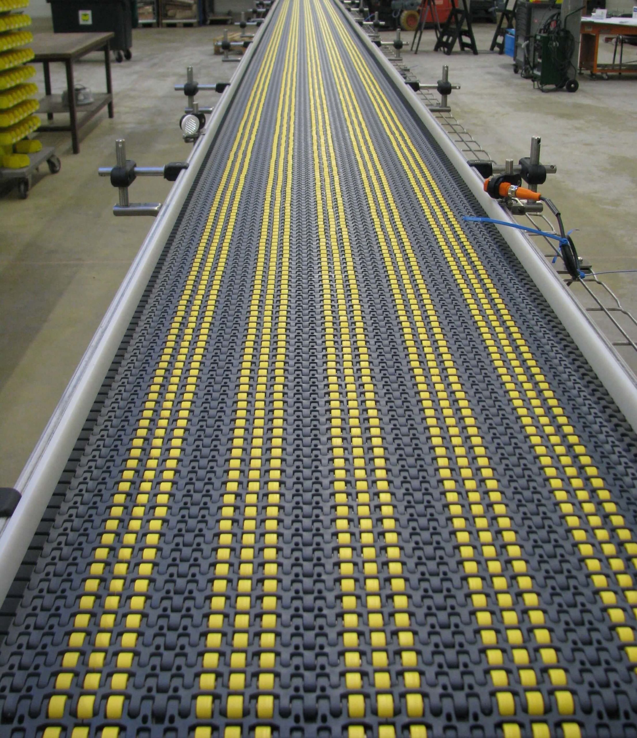 Accumulateur à galet libre pour produits à fond plat_1