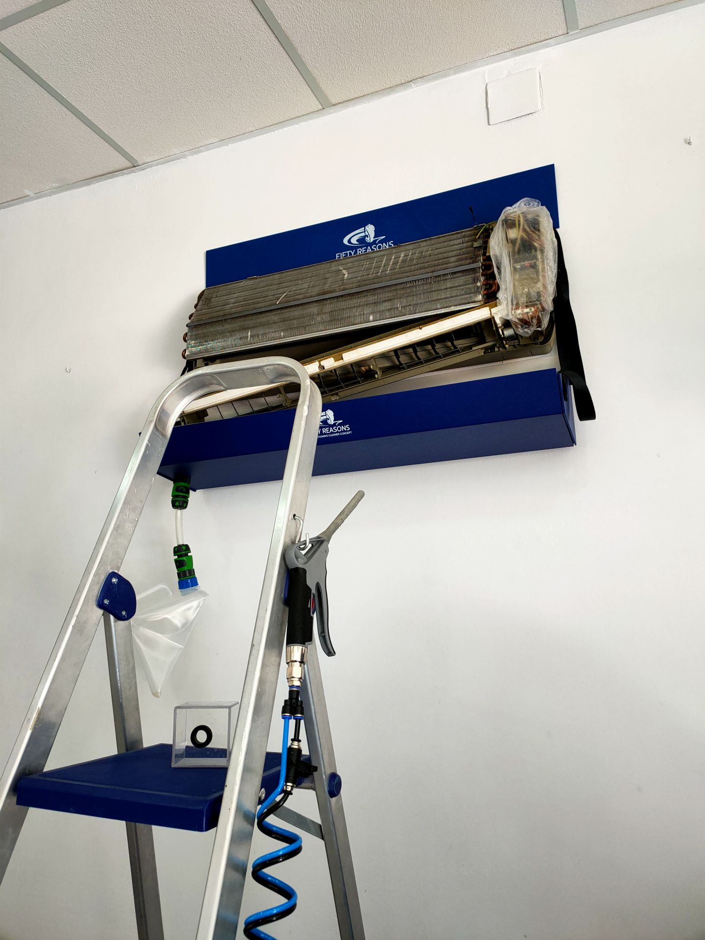 Gouttière simple spéciale split - Récupérateur eaux de lavage pour climatiseurs - ABS 3 mm avec bidon accordéon 5L_1