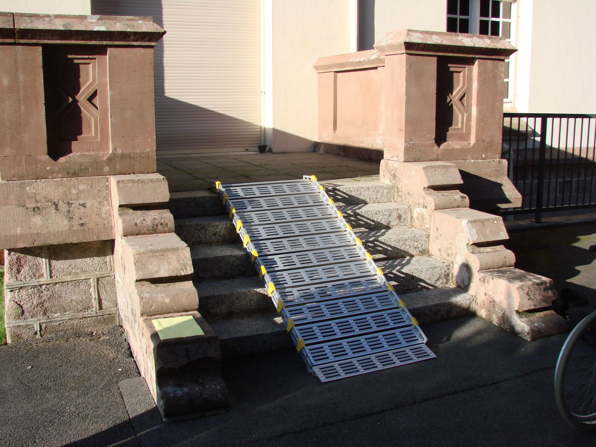 Solution pratique pour franchir des seuils et marches avec la rampe Roll-a-ramp