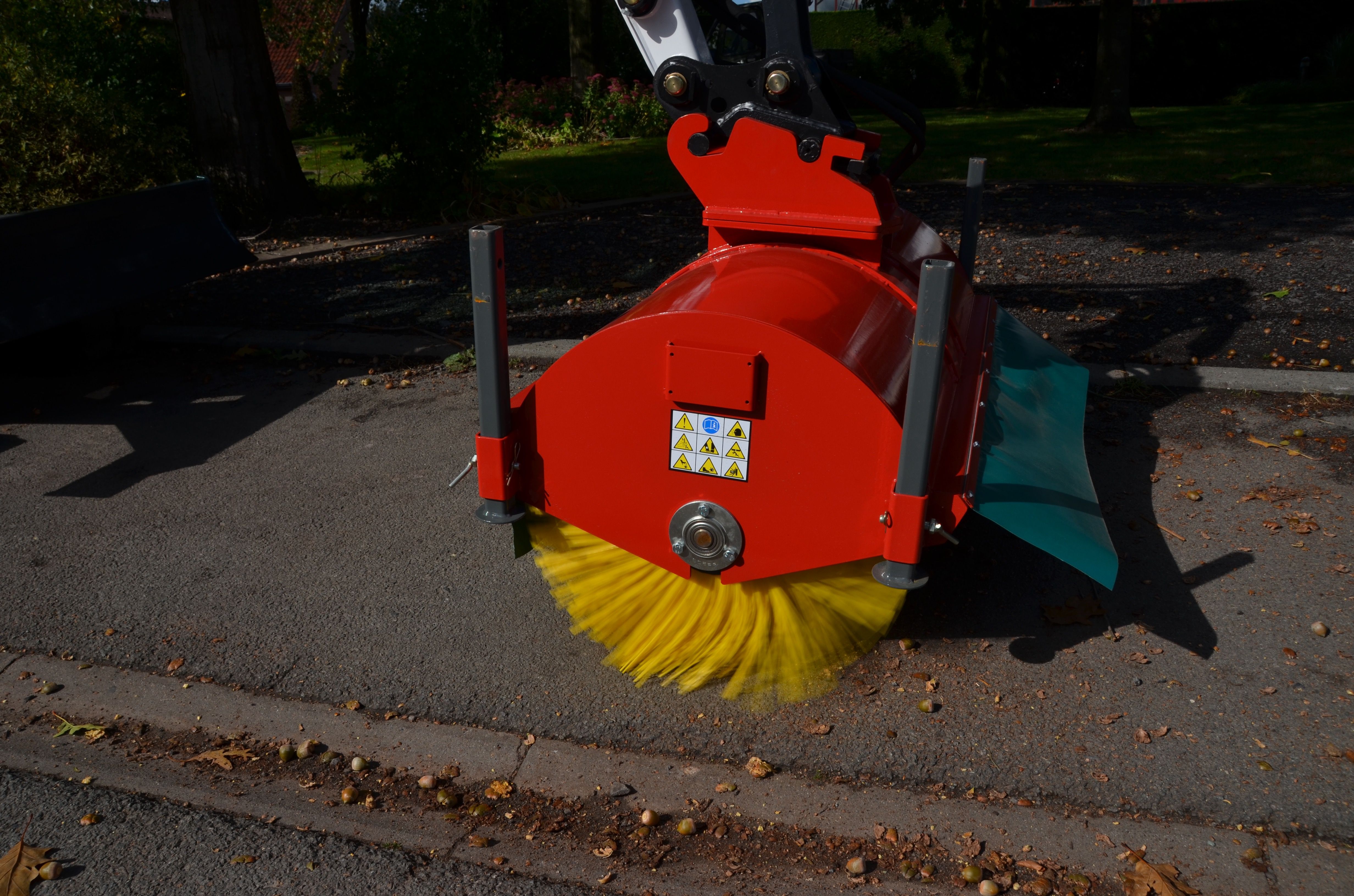 Balayeuse orientable Attec - Nettoyage général et tranchées par raboteuses d'asphalte - Conception légère_1