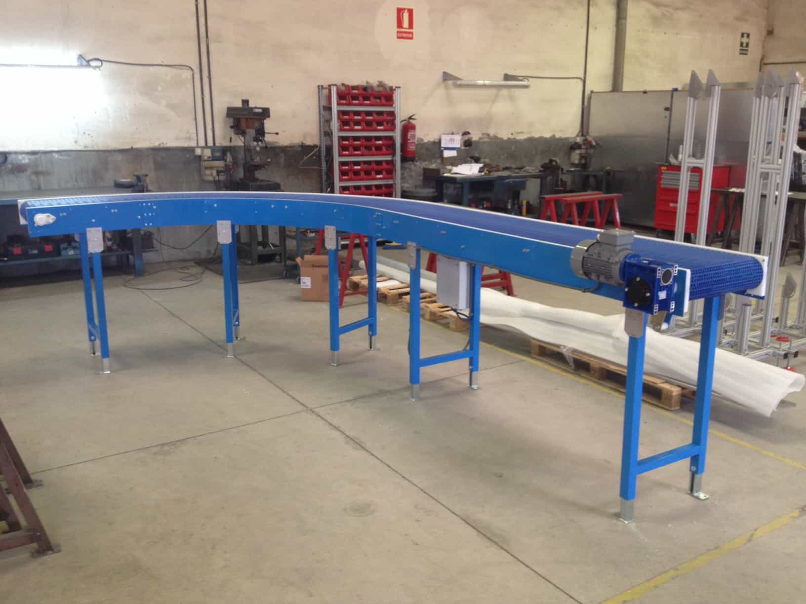 Transporteur à chaîne plastique - horizontal avec bande modulaire et châssis acier ou inox_1