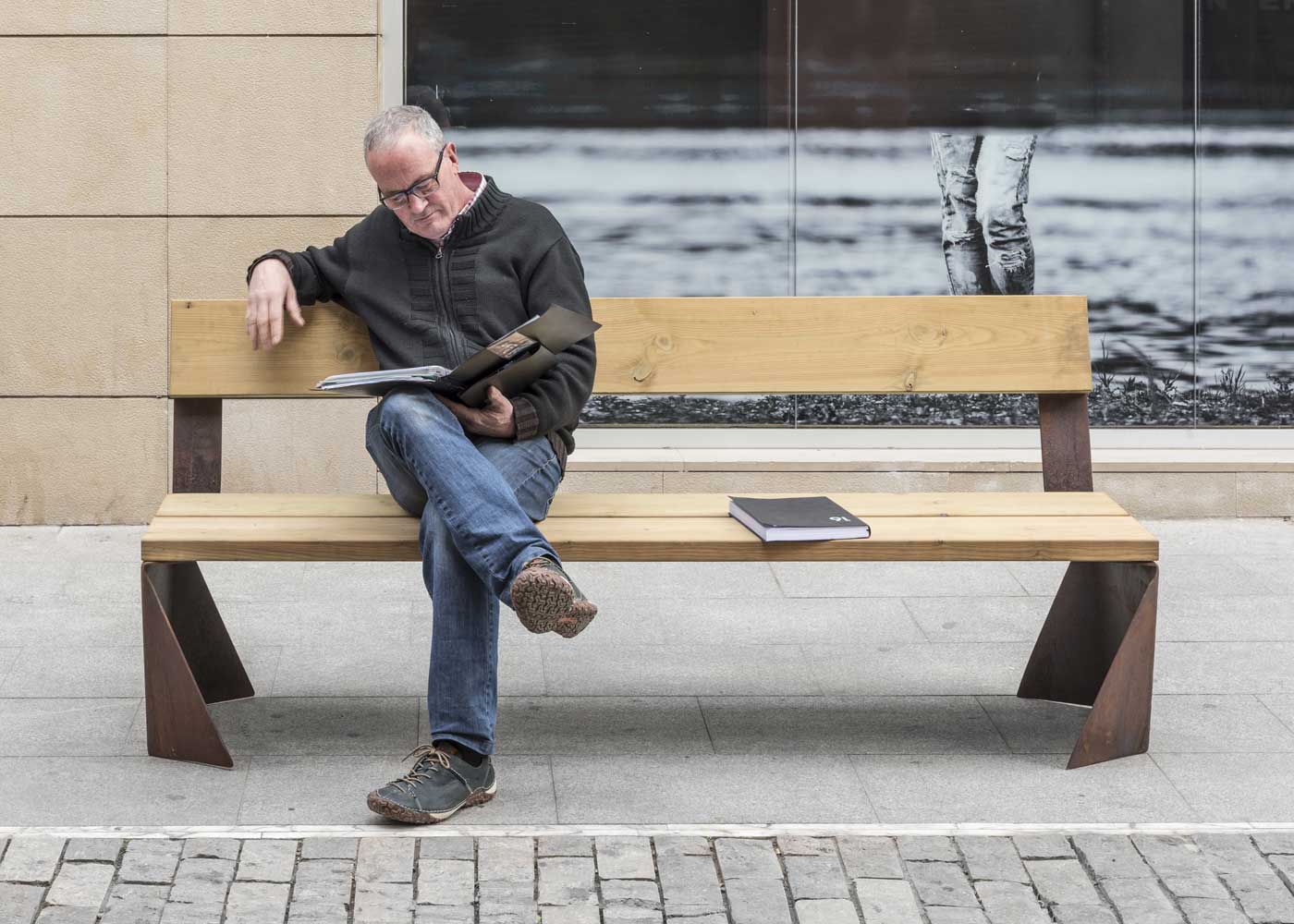 Banc public Lao UM351 - bois de pin traité, piètement en acier galvanisé, finition corten_1